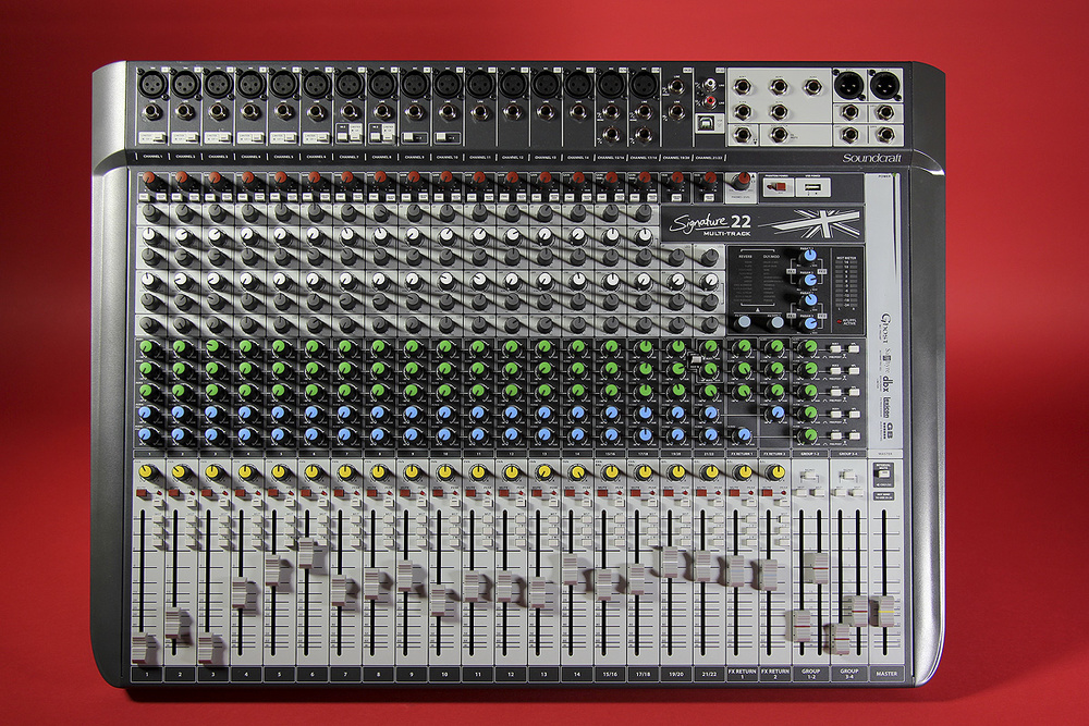 SOUNDCRAFT Signature 22 ���������� 22-��������� ���������� �������� �����. USB ���������, 16 ���� ����� 4 ������