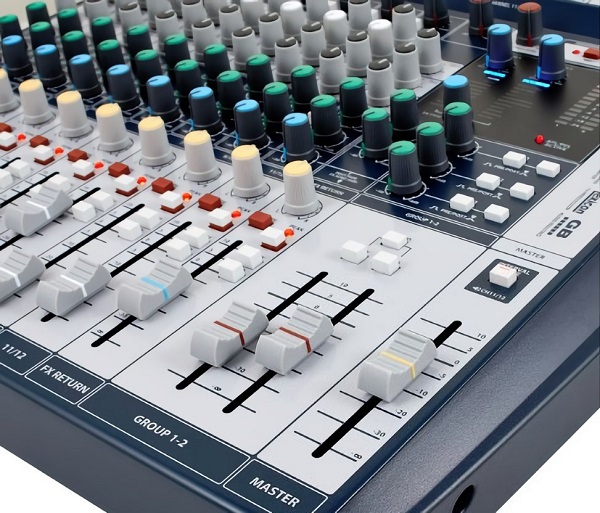 SOUNDCRAFT Signature 12MTK ���������� �������� �����. USB ���������, 8 ���������� �����, 10 �������