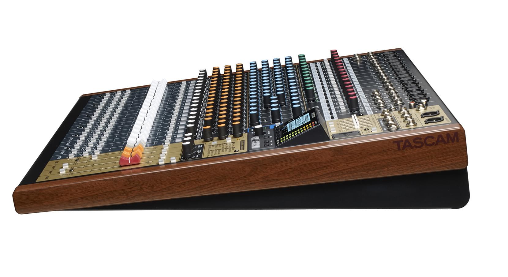 Tascam Model 24 �������� �����. USB ���������, 12 ���� � 4 ������ ������