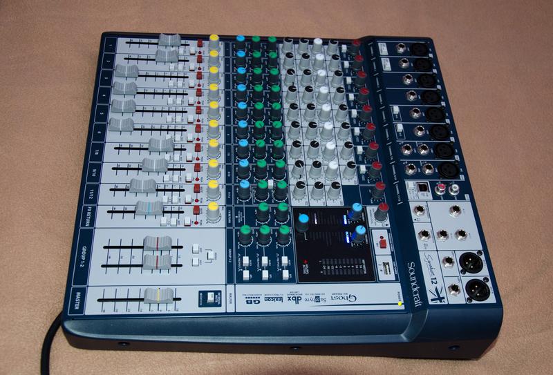 SOUNDCRAFT Signature 12 12-��������� ���������� �����. USB ���������, 8 ���������� �����, 4 �������