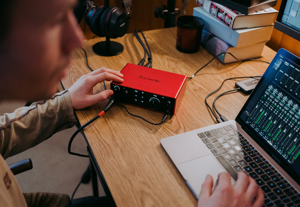 FOCUSRITE Scarlett 4i4 4th Gen ������������. 4 ������� ����� MIDI, USB