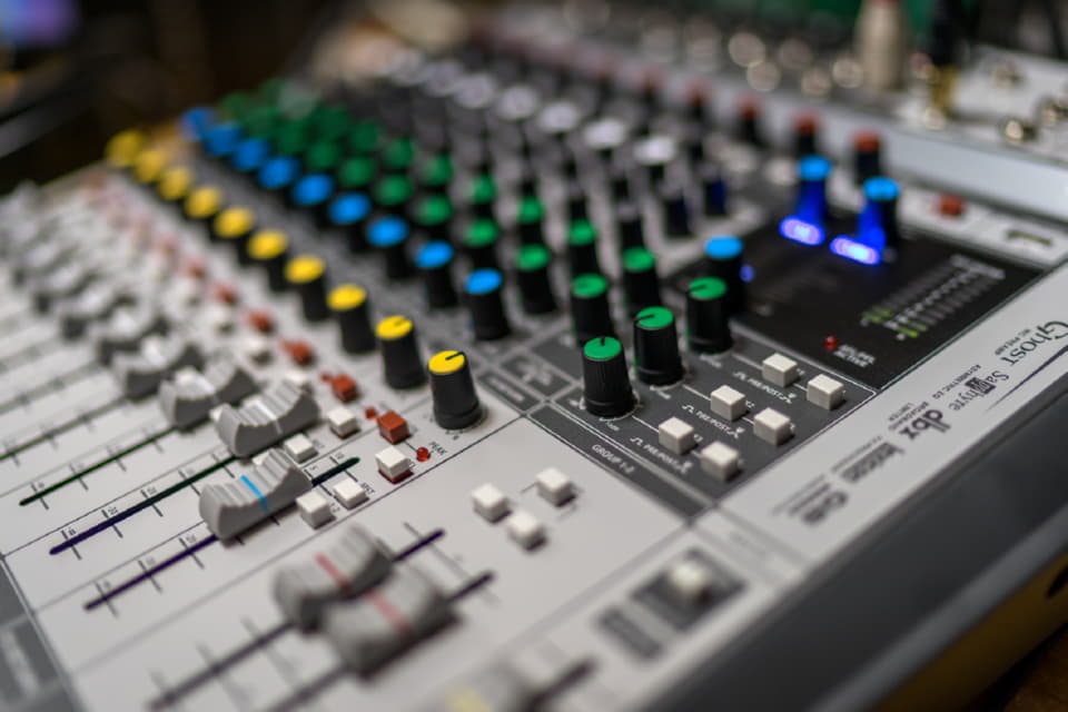 SOUNDCRAFT Signature 12MTK ���������� �������� �����. USB ���������, 8 ���������� �����, 10 �������