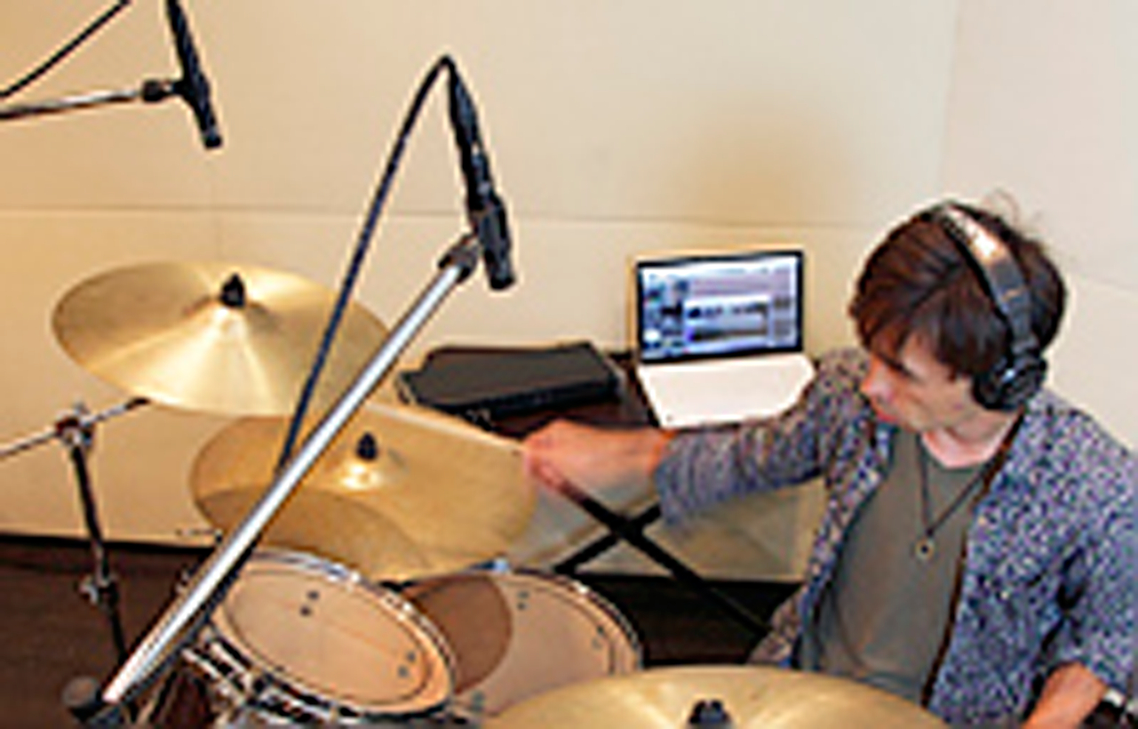 Tascam TM-DRUMS ���� �� 4-� ��������� ��� ������. ��������� �������: 50 Hz � 15 kHz